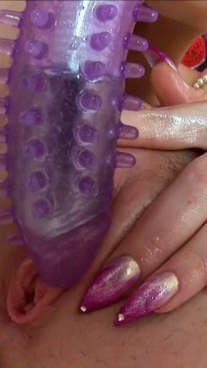 Islak Amcığı Kocaman Mor Dildonun Her Santimini İçine Alıyor! | Bölüm 2