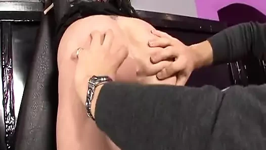 Güzel bir Alman bebek dick berbat ve BDSM eylem sonra becerdin alır