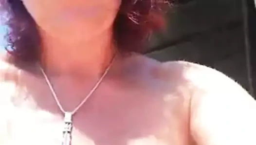 Lucy benim için sürünüyor ve mandallarını çıkararak p1 fişini çekiyor