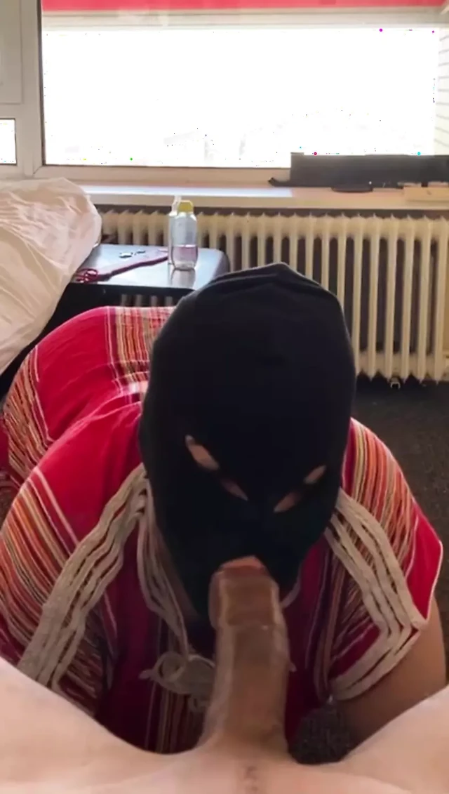 Симпатичная девушка с огромной задницей в лыжной маске глубоко заглатывает массивный хуище в видео от первого лица