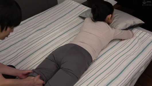 Ona masaj yaparken pantolonumu indiriyorum... - part.1