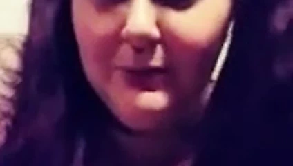 Bbw ile pigtails ve dev memeler oynama ile ona breast