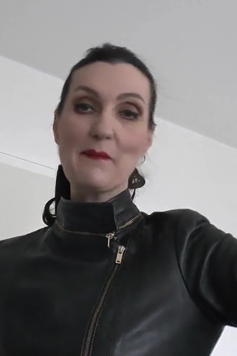 Deri eldiven kokluyor, ağzına el koyan bayan Victoria Valente mastürbasyon talimatları