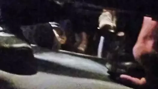 Siyah spor ayakkabılar sert elle eziyor cht66