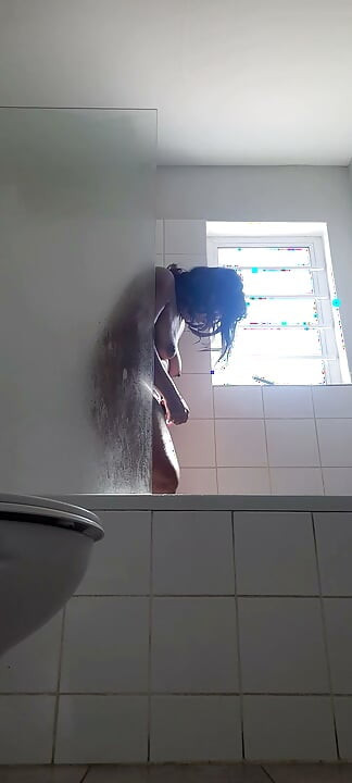 Seksi Hintli karımı duşta kaydediyorum