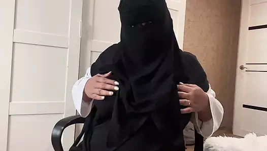 Genç Mısırlı üvey anne amını parmaklıyor ve üvey anne ile mastürbasyon yaparak sıcak talimatlar veriyor