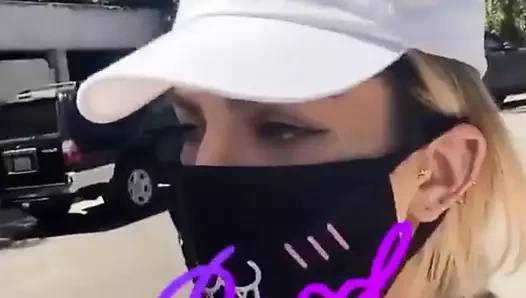 Jojo aka joanna levesque - mini şort ve spor sutyeni seksi