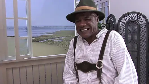 Azgın kızlar boşalmak için canavar siyah yaraklarla sikilirken eğiliyor