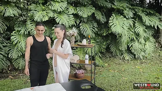 Yessica tavşanı erotik masajda sikiliyor