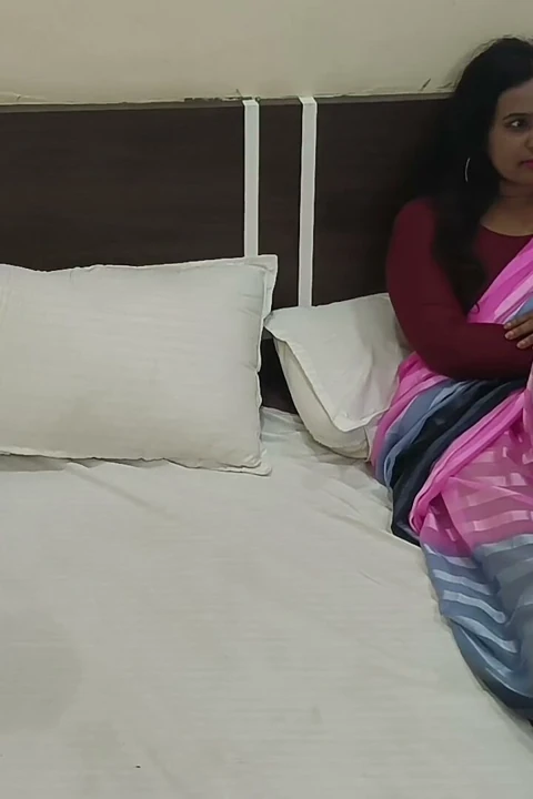 Ateşli hintli kadın gizli yatak odasında ön sevişme ve seks