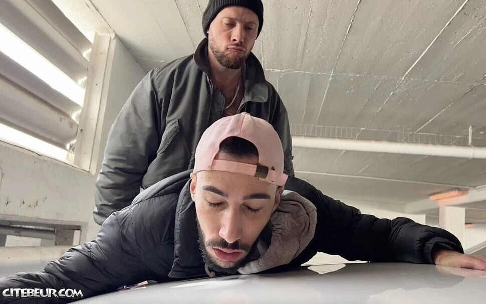 Genç Arap yarak emici otoparkta büyük beyaz yarağı alıyor - 2
