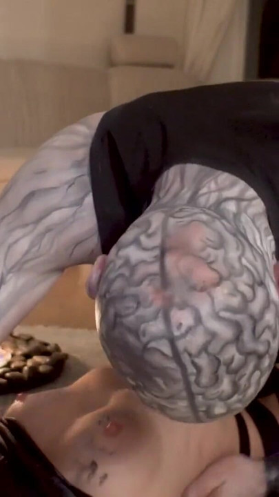 Şehvetli şeytan tutkuyla sikişiyor ve cadılar bayramında yüze boşalma | Klip 1