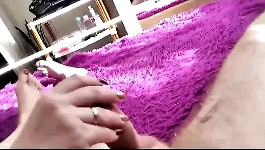 Olgun bir Rus güzelden farklı görüntülerde yakın çekimde iki sakso performansı: sarışın ve kızıl saçlı...