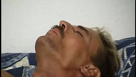 Rothaarige Milf aus den 90er auf der Couck gefickt