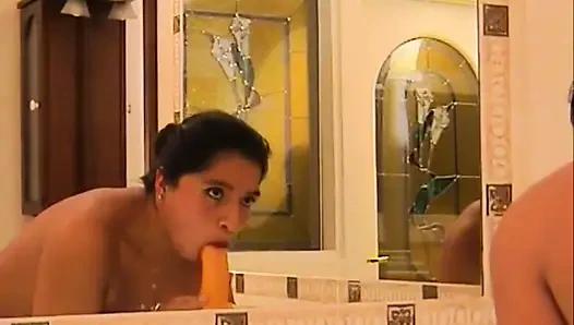 Seksi doğal memeli bebek ağzında amında dildo seviyor