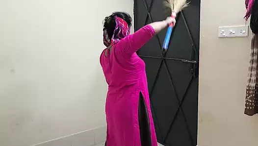 Odama temizlik yapıyordum ama ona sarıldım ve götünü sikmeye başladım