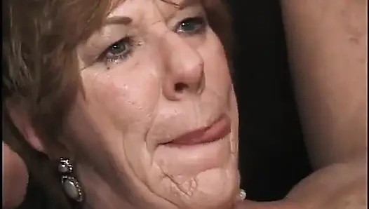 Bir sürü apetiteli nine zenciden beyaz erkeklere almayı seviyor