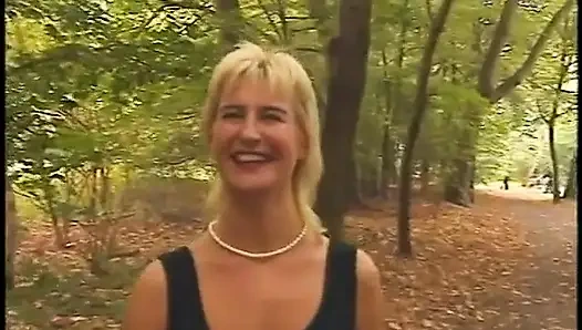 Olgun sarışın mastürbasyon yapıyor ve yarak emiyor