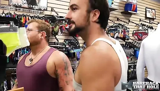 Barebackthathole Mason Lear ve Riley Mitchel sert sikişiyor