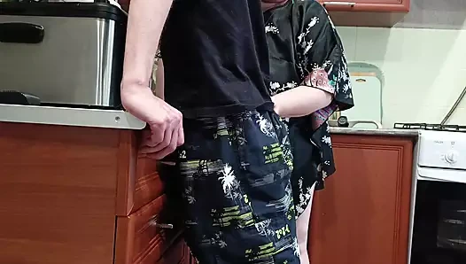 Üvey annesinin ağzına sıcak dölle boşalıyor ve yutuyor