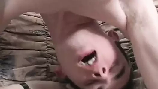 Sıska eşcinsel adam erkek arkadaşının göt deliğini büyük yarağıyla yok ediyor