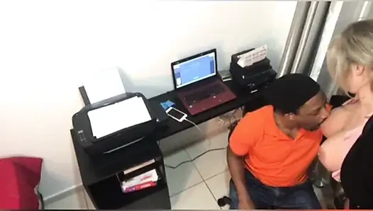 Clarkes Boutaine ve Ines Ventura ofiste