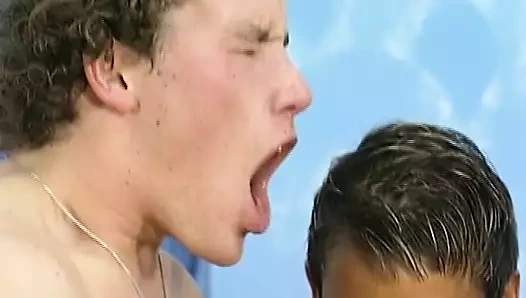 İki edepsiz Alman sürtük çifte penetrasyon dörtlü seks yapıyor