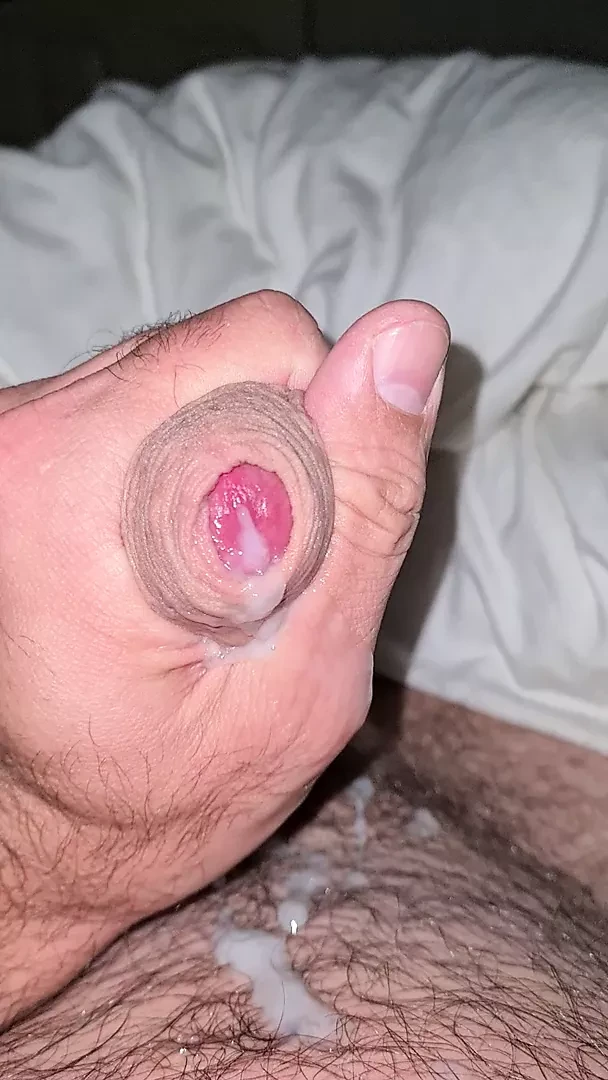 Tombul boşalmak ve jizz masturbasyon yapmak. çaresiz yardıma muhtaç