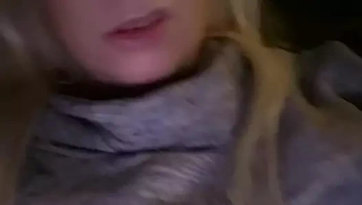 Benim pembe küçük kedi ile oynuyor