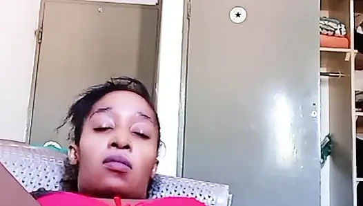 Beni pencereden izliyor