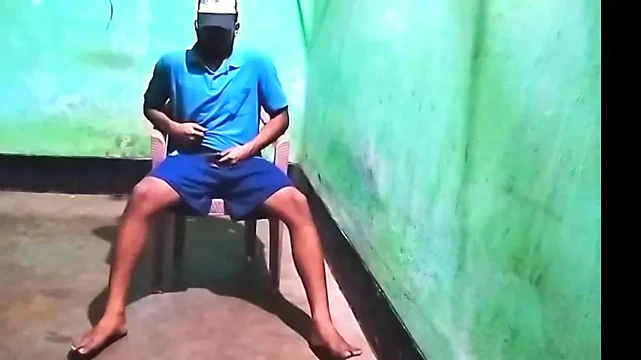Üvey kız kardeş evde yalnızken tek başına mastürbasyon yapıyor büyük seks zevki