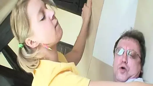 Bu özel genç kız seni her zaman mutlu edebilir