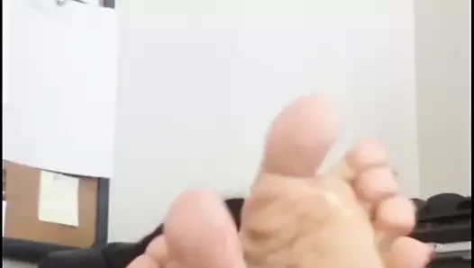 Kim t yağlı ayaklar ve tabanlar