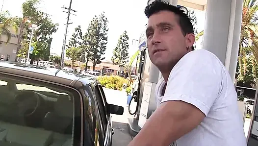 Güzel minyon bebek ıslak amına büyük yarak sığdırmak için zorlanıyor