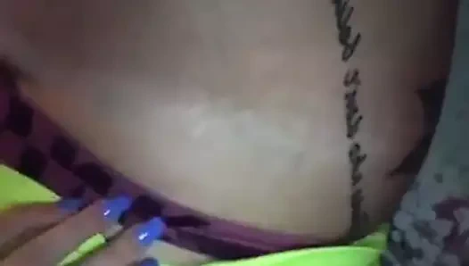 Bana büyük ganimet dövmelerimi gösteriyorum