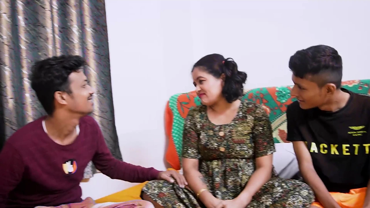 सौतेली बहन अपने दो सौतेले भाई के साथ मजा ले रही है और जोरदार चुदाई कर रही है, तीन लोगों की चुदाई हार्डकोर सेक्स