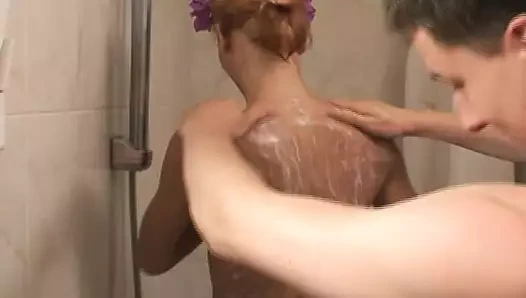 Sıcak ve ince gerrman bayan hoş bir sert horoz içinde the banyo