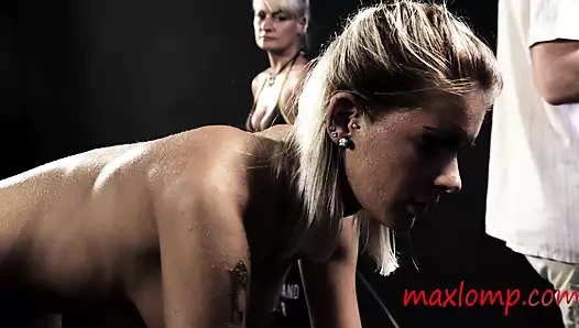 Ağzı tıkalı güzel esmer orta yaşlı seksi kadın götten sikiliyor