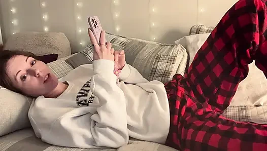 Üvey kız kardeş oyuncağını geri alıyor ve boşalmak için kullanıyor