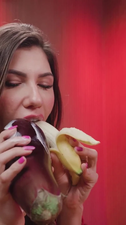 Ateşli latin orta yaşlı seksi kadın büyük memeli sarışının sırlarını bilmek istiyor