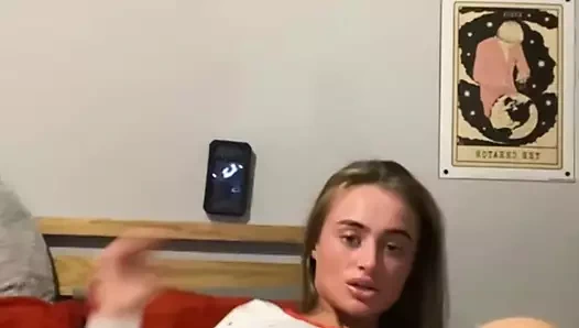 Tombul İskoç emo öğrenci titreyen parmaklarıyla her itişte daha derine dalıyor ve daha yüksek sesle inliyor