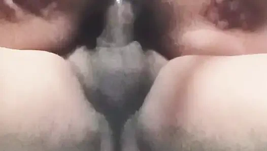 Yarağa binerken biraz porno izliyorum