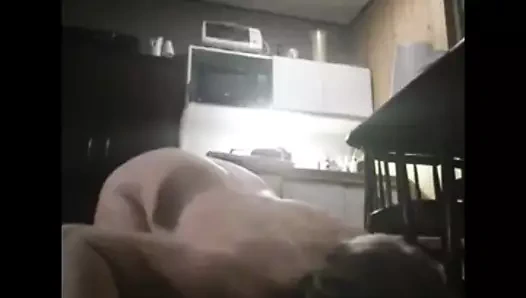 Chatou fait la chienne