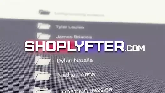 Muhteşem milf kit mercer, süveterin altında eşyaları saklarken yakalandı