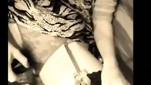 la coquine mature se caresse