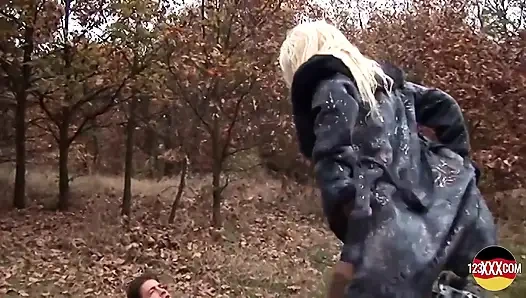 İnce sarışın orta yaşlı seksi kadın açıkta seks yapıyor