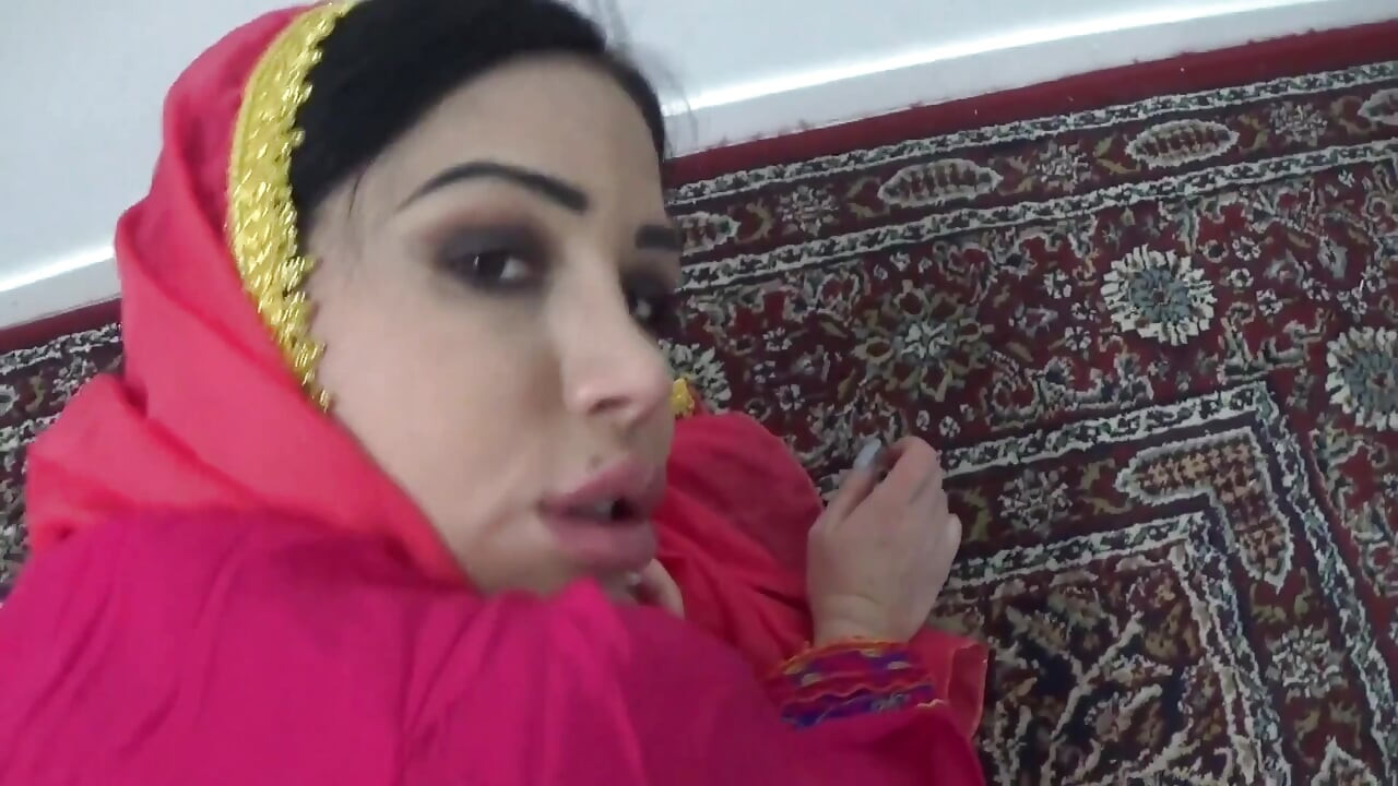 Büyük götlü Arap üvey anne 18 yaşındaki üvey oğlunu sikiyor