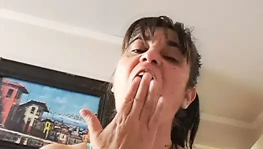 Olgun orta yaşlı seksi kadın genç sevgilisini sağıyor