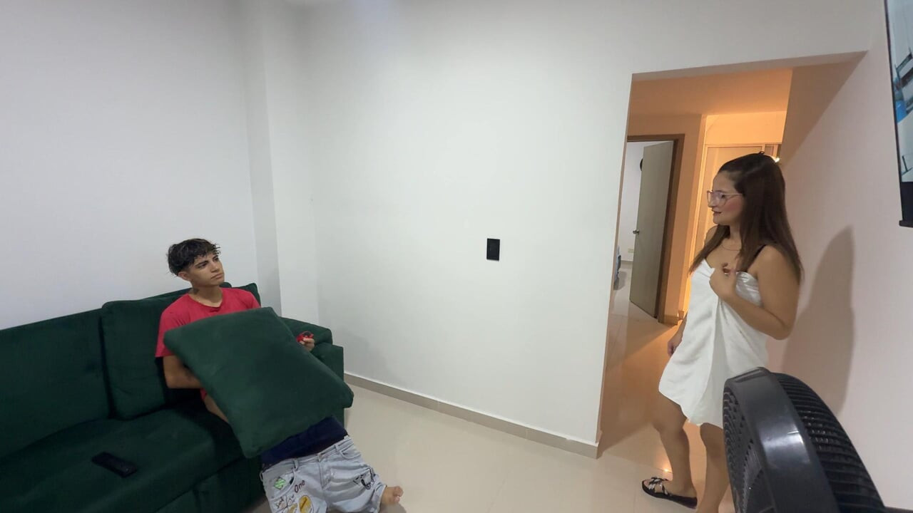 Büyük götlü üvey anne üvey oğlunu külotuyla mastürbasyon yaparken keşfediyor ve zengin götüyle ona hayat dersi veriyor.