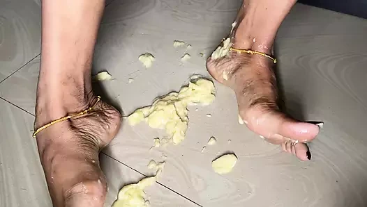 Ayak aşağılama ateşli Hintli tamil kız ayak